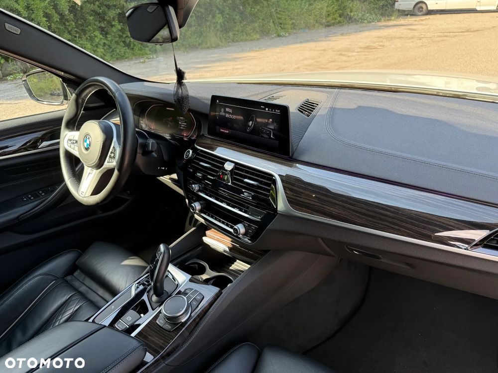 BMW Seria 5 M550i xDrive - 24