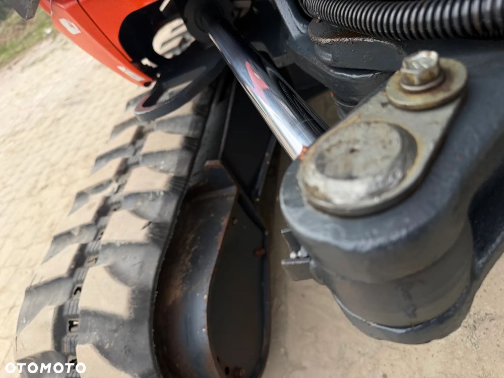 Kubota U27 Minikoparka koparka gąsienicowa 2.8 tony. jak Nówka sztuka z salonu! 2017 rok. 2200mtg. Przywieziona z Gospodarstwa Norweskiego! Zadbana Maszyna ani deka luzów i wycieków. Aktualna Dekra dokumentacja BMWT! Szybkozłącze Hydrauliczne. Szybka wolna jazda.Zamki na tłokach. Wersja Norweska!! OKAZJA - 24