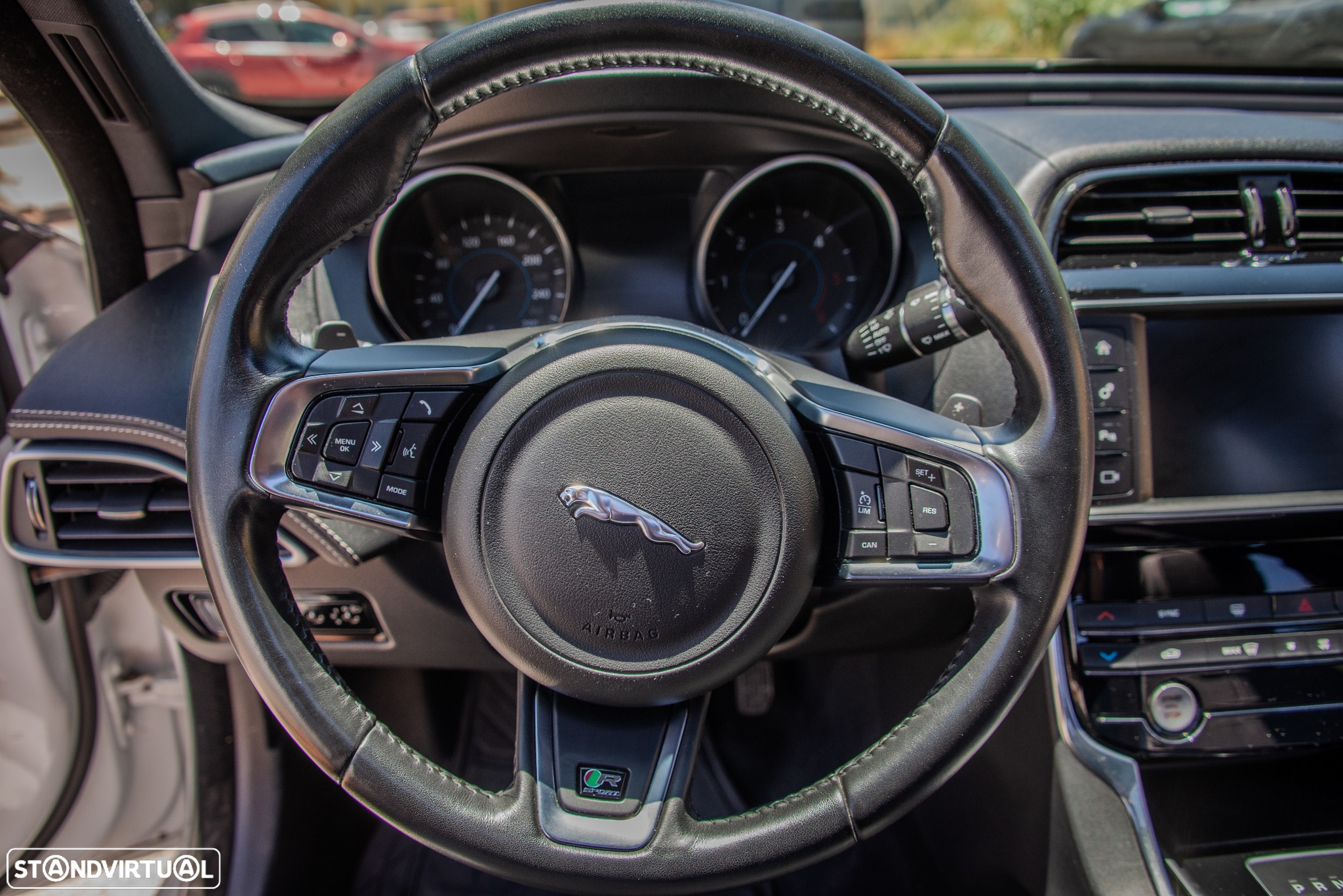 Jaguar XE 2.0 D R-Sport AWD Aut. - 41