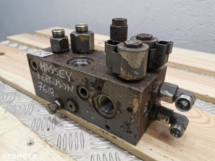 Blok zaworowy osi przedniej Massey Ferguson 7618 {Husco 735.26.602. 01} - 2