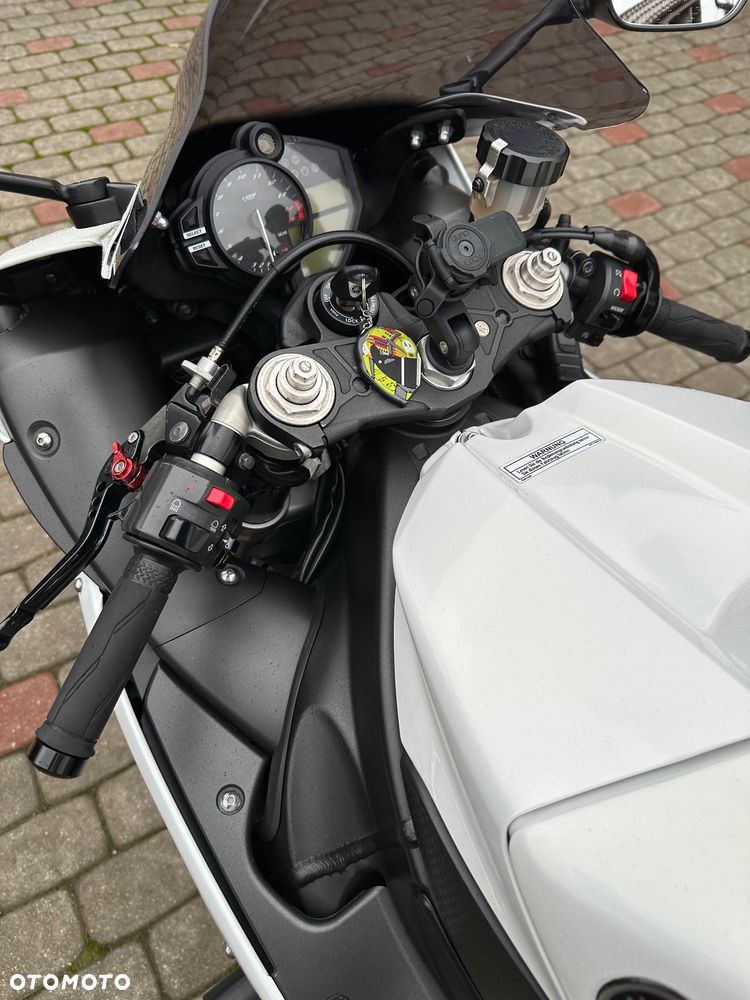 Yamaha R1 - 12