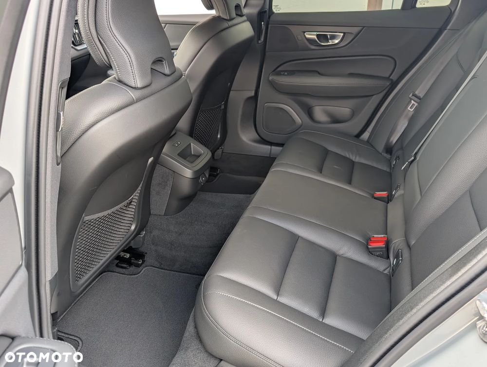Volvo V60 B4 B DKG Plus Dark - 16