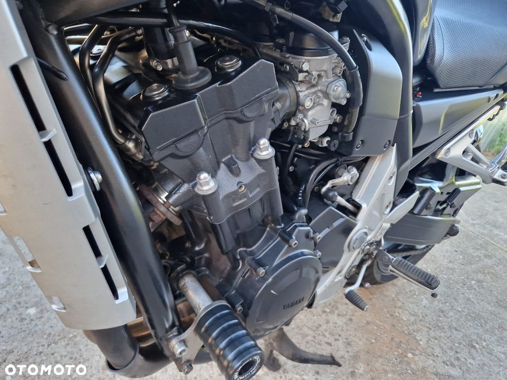 Yamaha FZS - 32