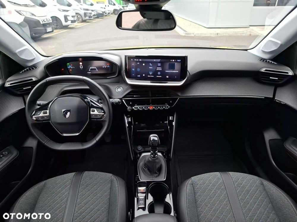 Peugeot 208 - 8