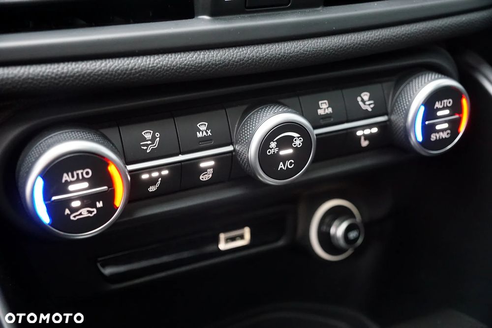 Alfa Romeo Giulia 2.0 Turbo 16V AT8-Q4 Veloce Ti - 23