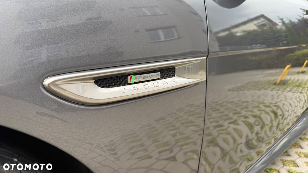 Jaguar XE 2.0 D R-Sport - 13