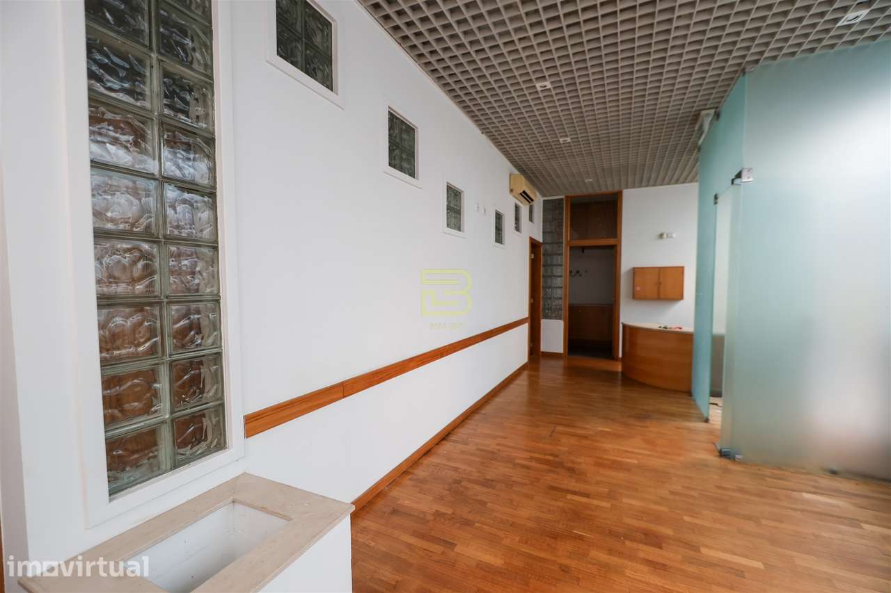 Loja situada numa galeria comercial, rodeada de todos os tipos de comé - Grande imagem: 5/12