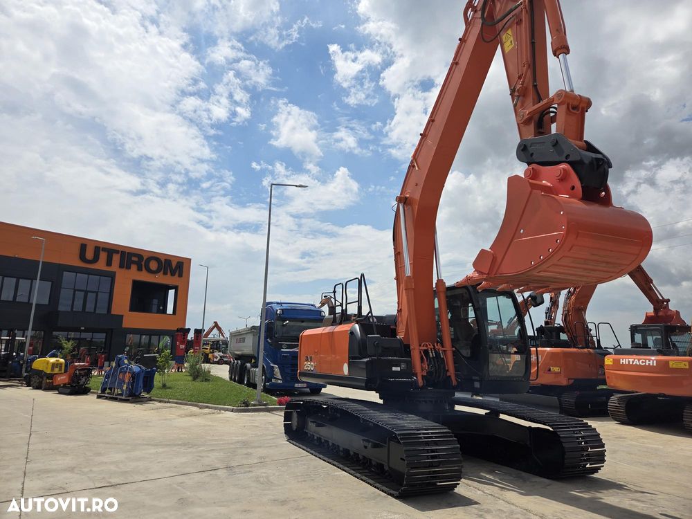 Hitachi ZX250-6, 2019, 6.254h, Masa operationala 27,1tone, cupa NOUA 1,55mc, cupla rapida, lant 80% bun doar 1.109h deplasare, consum mediu 12,5l/h, ad sapare 7m, camera spate si laterale, ridica 16,2 avertizare antirasturnare, 3 pompe hidr, PROMOTIE 86.900 - 10