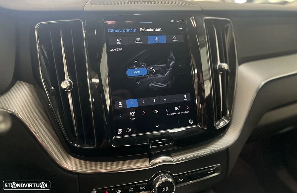 Volvo XC 60 2.0 T6 PHEV Plus Dark AWD - 36