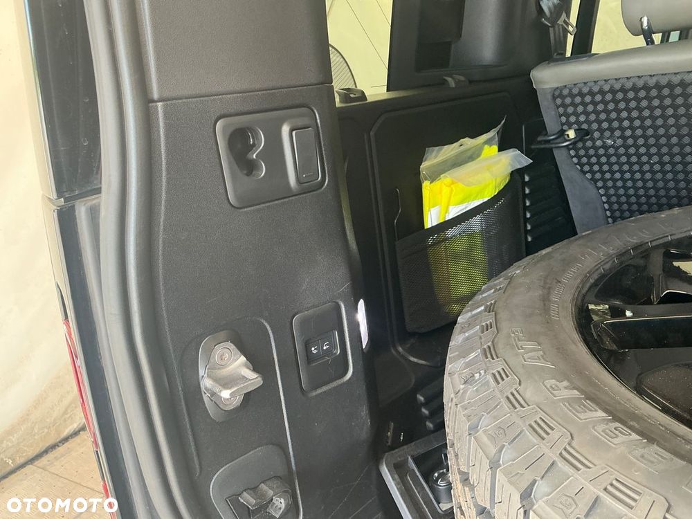 Land Rover Defender 110 D200 SE - 23