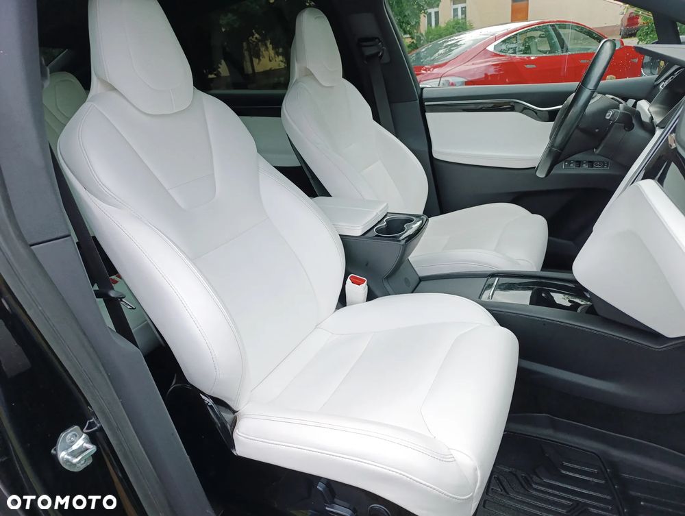 Tesla Model X - 23