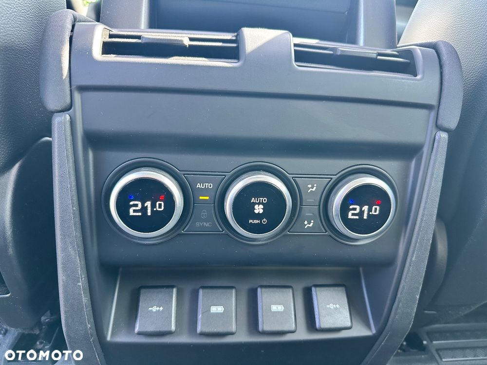 Land Rover Defender 110 D240 SE - 25