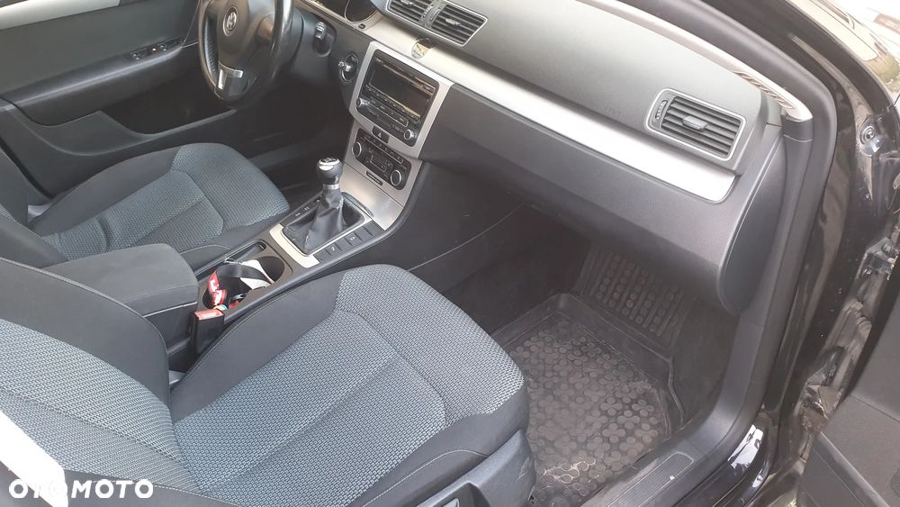 Volkswagen Passat 1.6 TDI DPF BlueMot Highline - 9