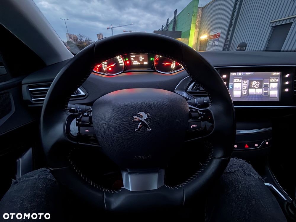 Peugeot 308 PureTech 130 GPF Stop & Start Allure Business-Paket - 22