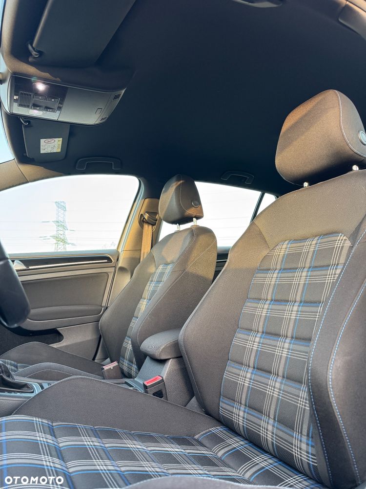 Volkswagen Golf - 20