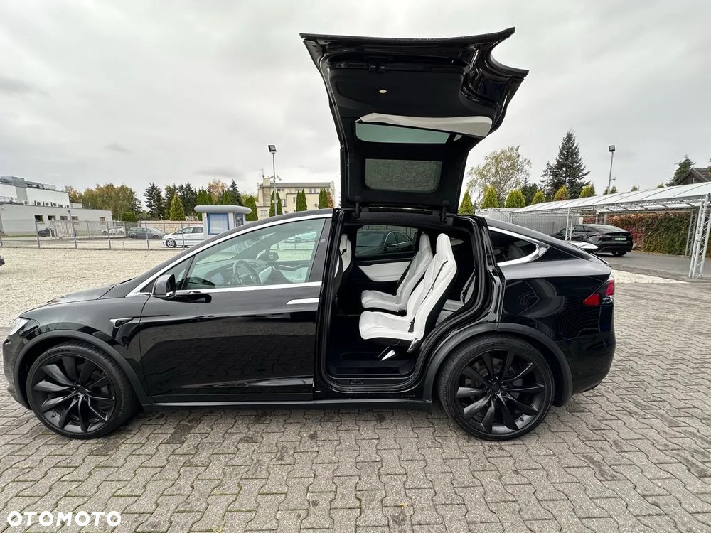 Tesla Model X - 14