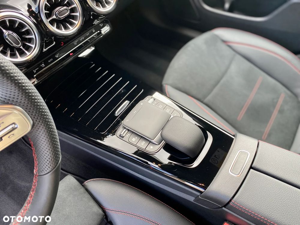 Mercedes-Benz CLA 180 AMG Line 7G-DCT - 14