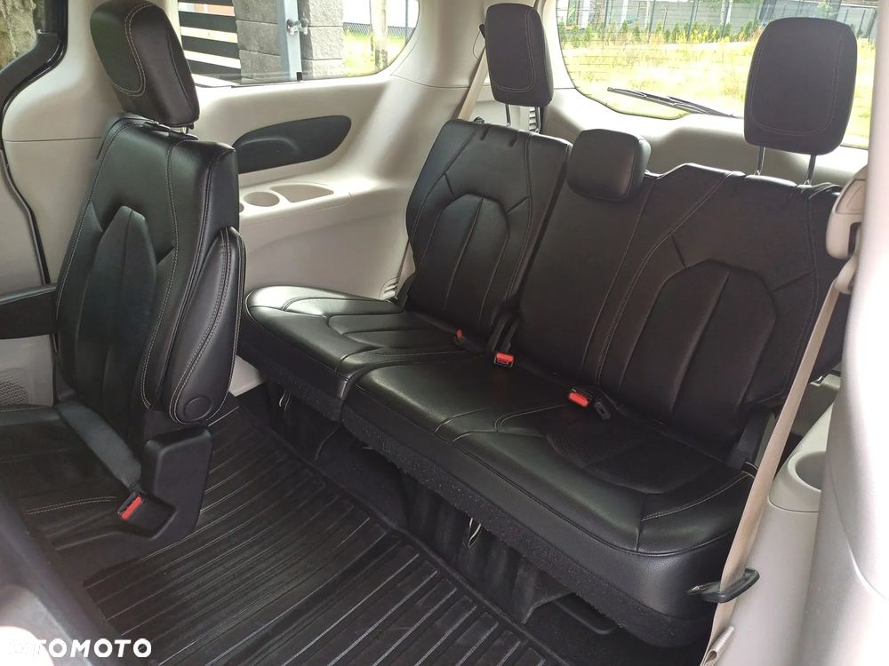 Chrysler Pacifica - 21