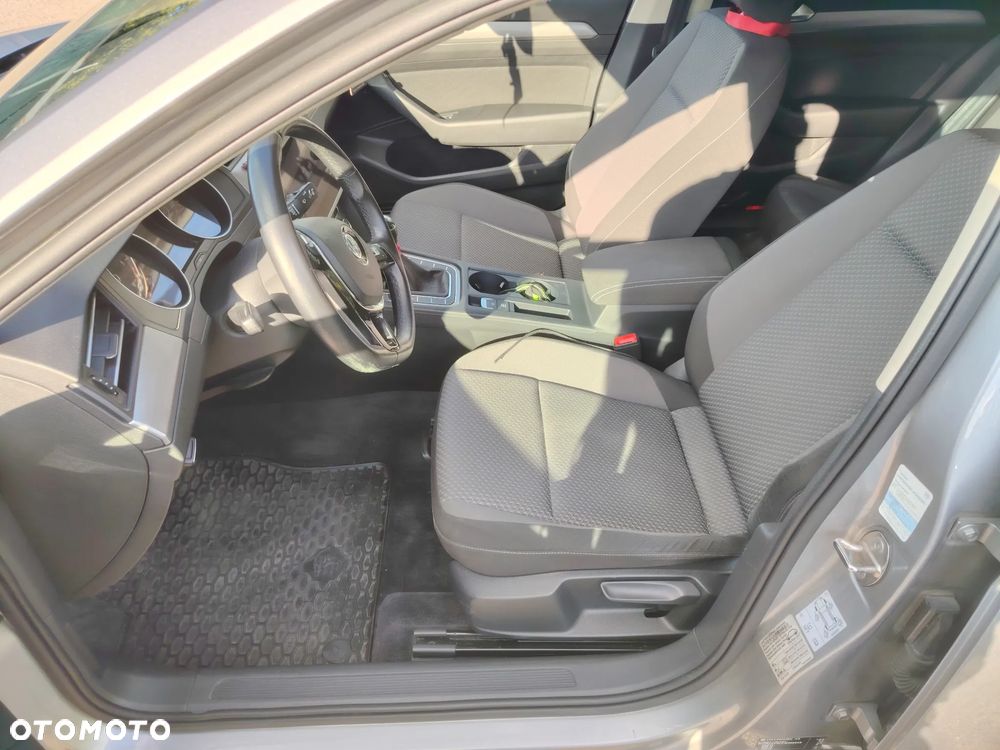 Volkswagen Passat 2.0 TDI SCR Comfortline - 8