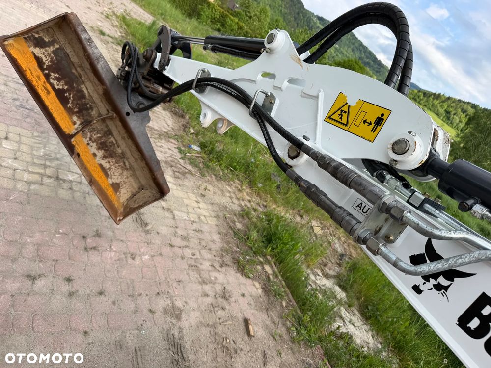Bobcat E27z. Koparka Gąsienicowa 2,7 tony. 2024 rok. 870 mtg. Maszyna nie różni się od nowej z salonu!! Skarpówka Hydrauliczna! Pochodzi ze szkółki roślinnej z Norwegii. Zero luzów. pracowała przy krzewach!! Aktualna DEKRA dokumentacja. Silnik Yanmar! Linie Hydr. Dodatkowe. Szybkozłącze Hydr. Szybka wolna jazda. Wersja Norweska. Długie ramię. OKAZJA. Zero wycieków. Sztywna maszyna! - 25