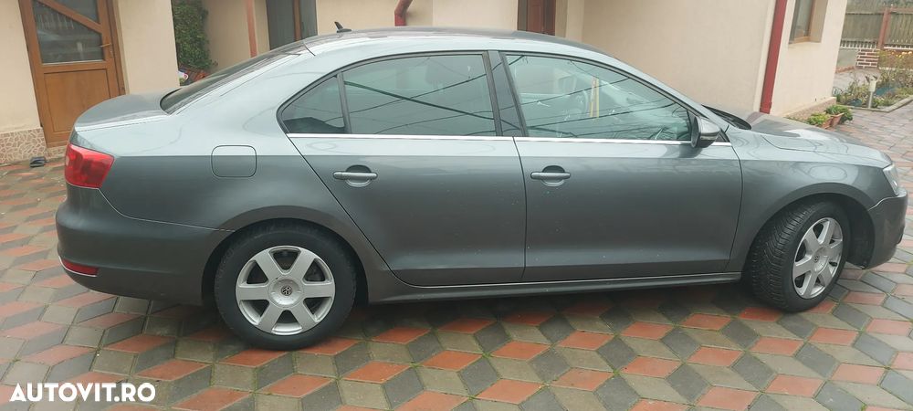 Volkswagen Jetta 2.0 TDI Sportline DSG - 3