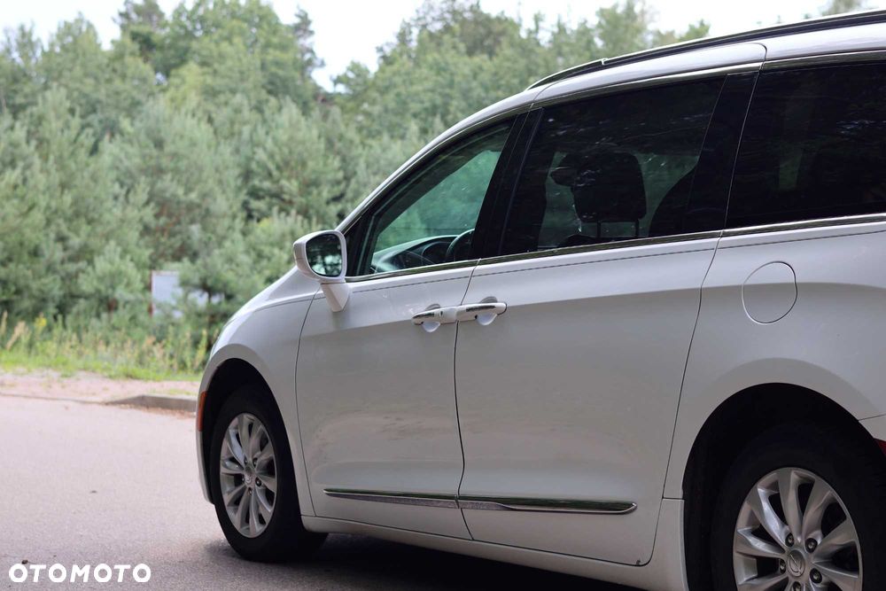 Chrysler Pacifica - 4