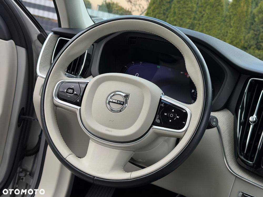 Volvo XC 60 B4 D Plus Dark - 28