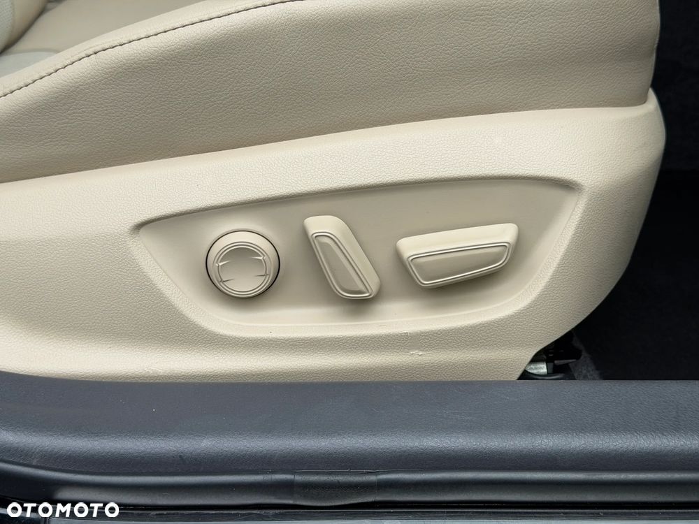 Toyota Camry 2.5 Hybrid Executive CVT - 28
