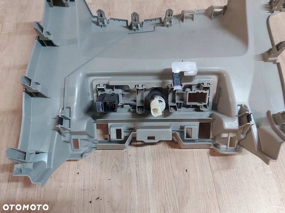 Toyota Prius PLUS V gniazdo zapalniczki USB deska - 3