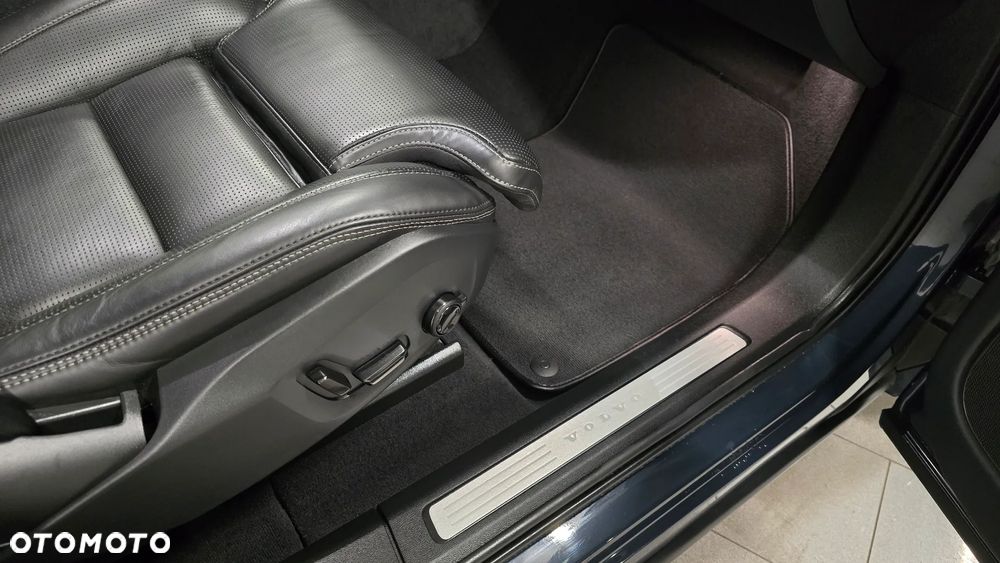 Volvo XC 60 B4 D AWD Plus Dark - 17