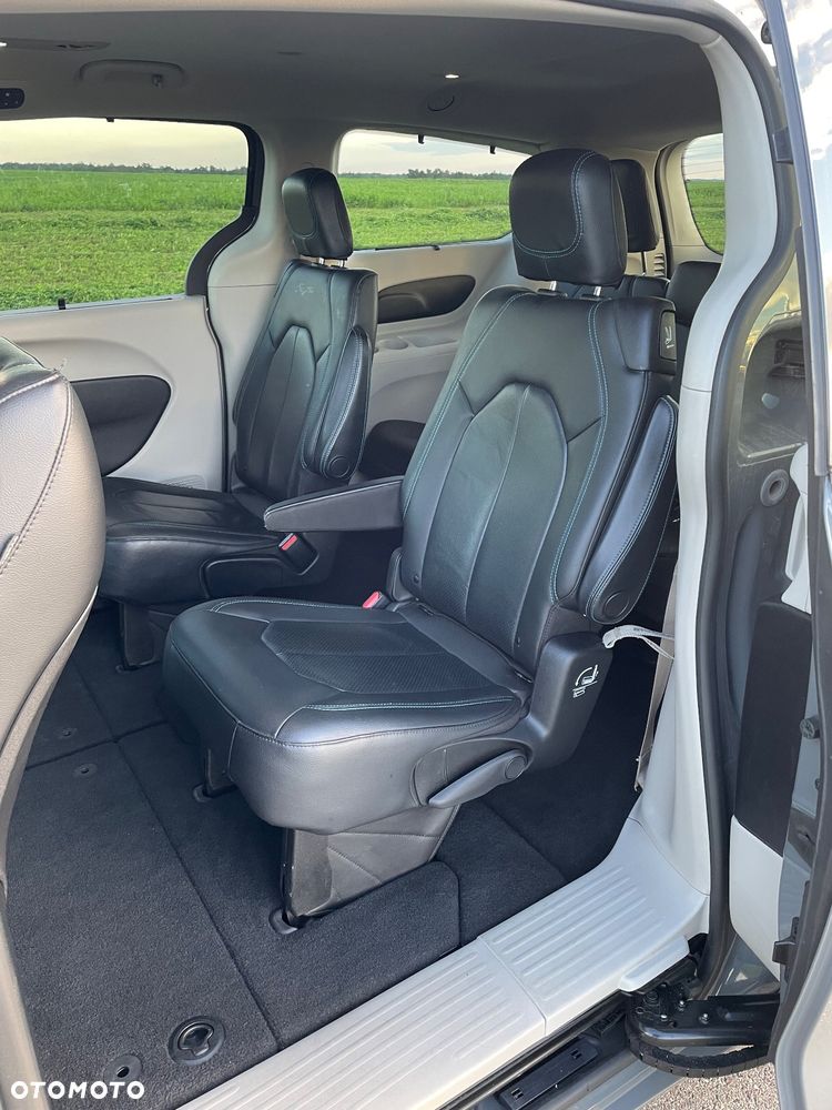Chrysler Pacifica - 12