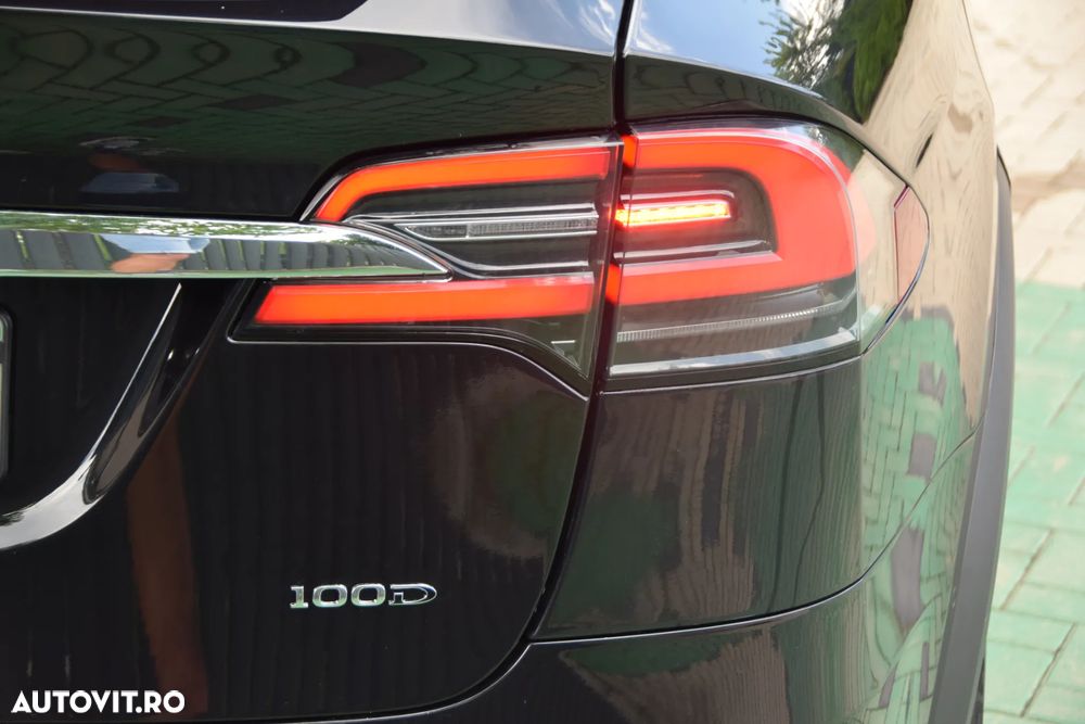 Tesla Model X - 11