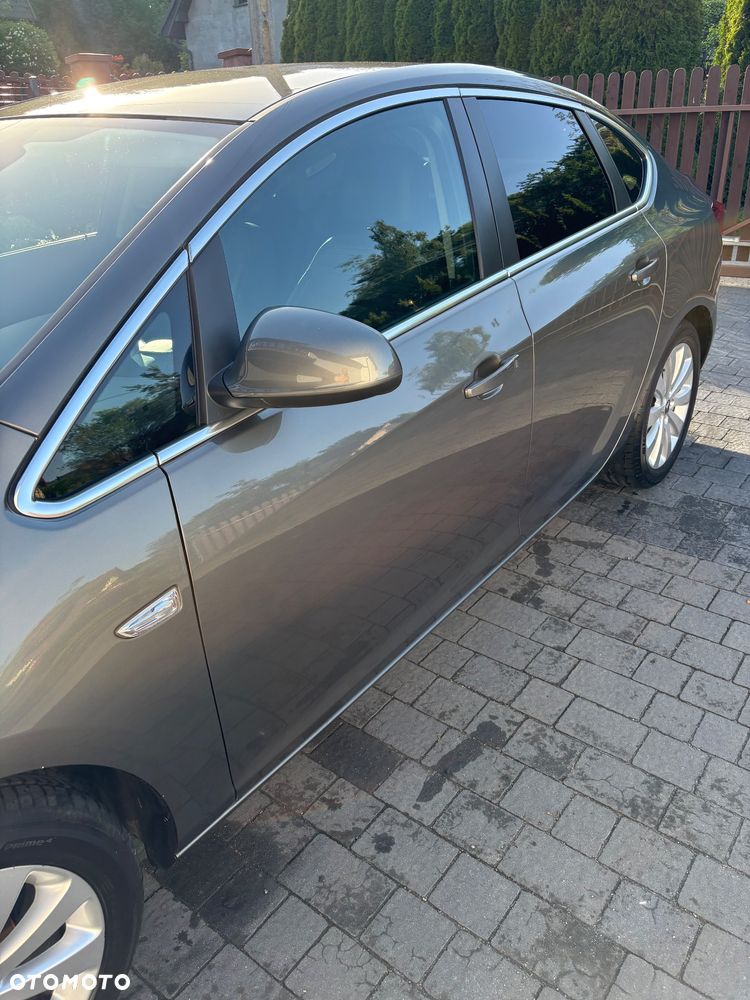 Opel Astra 1.4 T Executive - 4