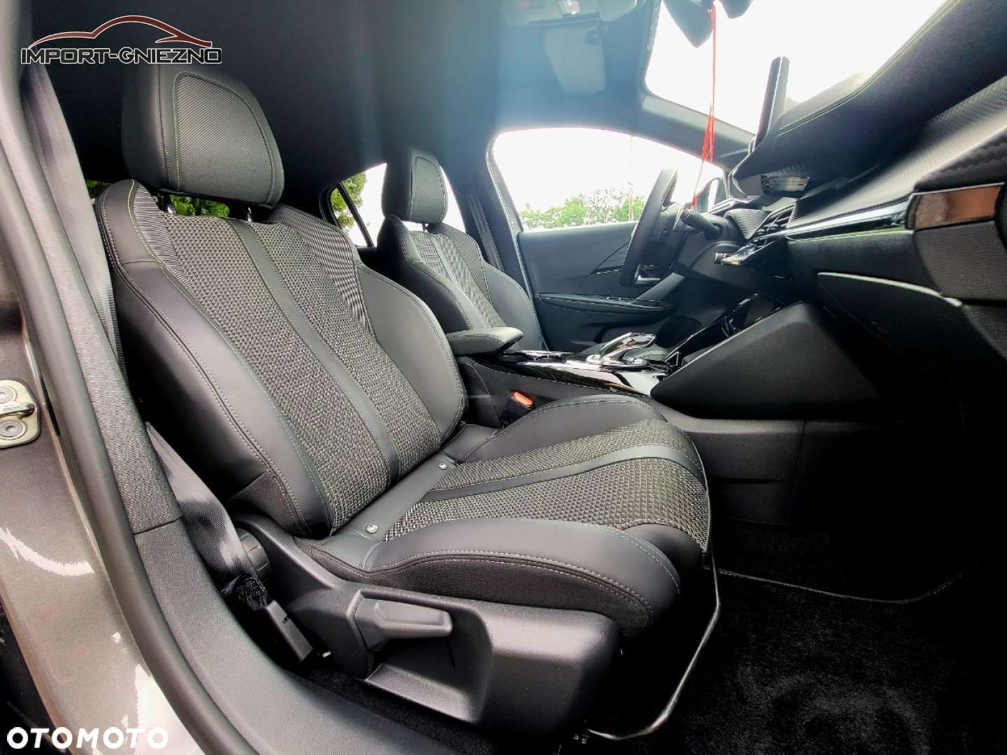 Peugeot 208 - 25