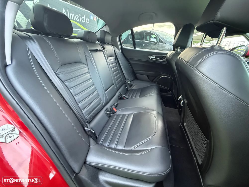 Alfa Romeo Giulia 2.0 Turbo 16V AT8-Q4 Veloce - 30