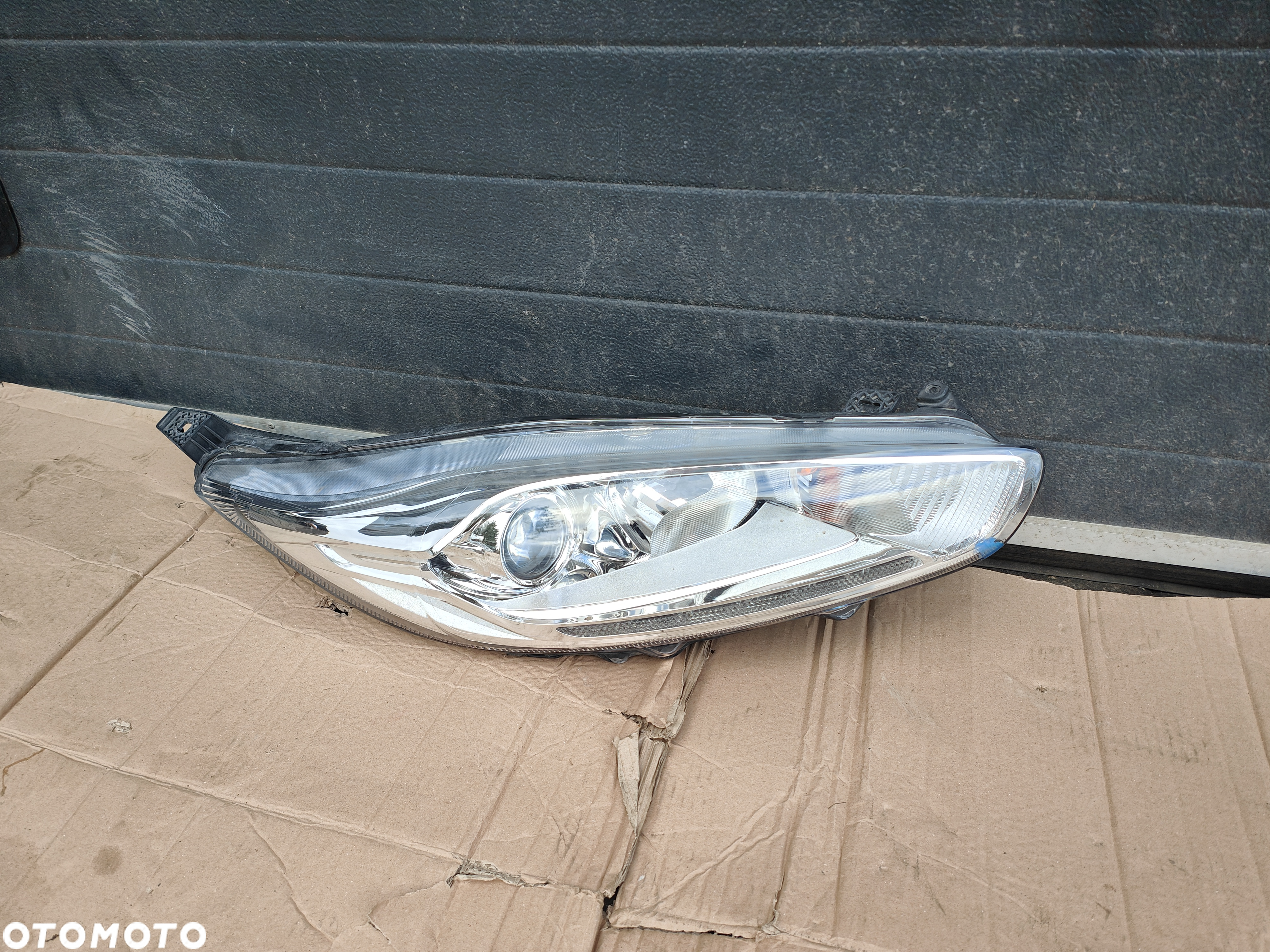 Ford Fiesta MK7 lift OE C1BB-13W030-CG lampa przednia prawa - 2