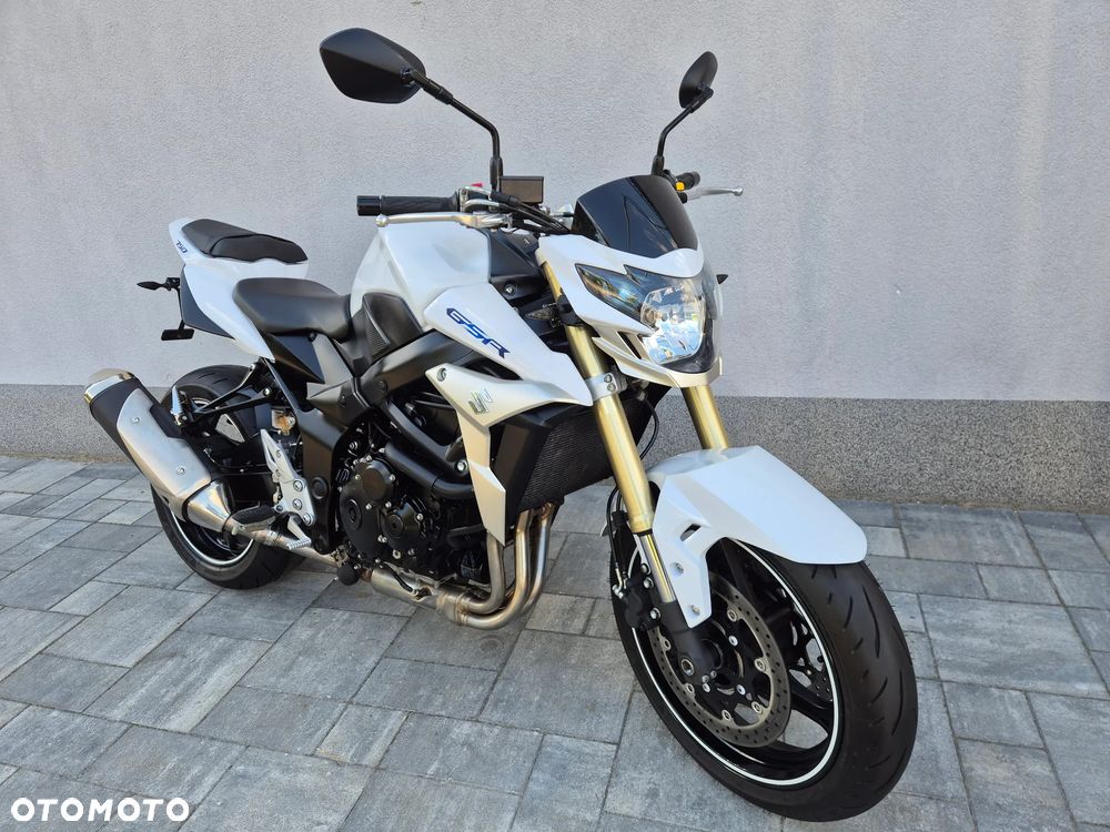 Suzuki GSR - 11