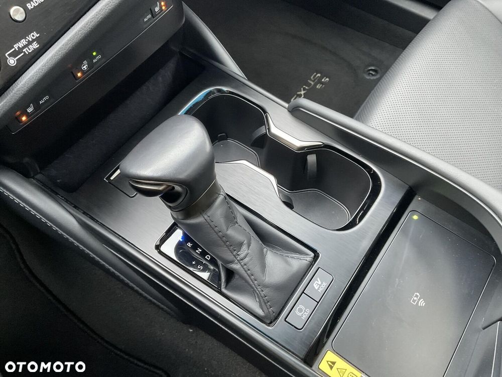 Lexus ES 300h Business Edition - 23