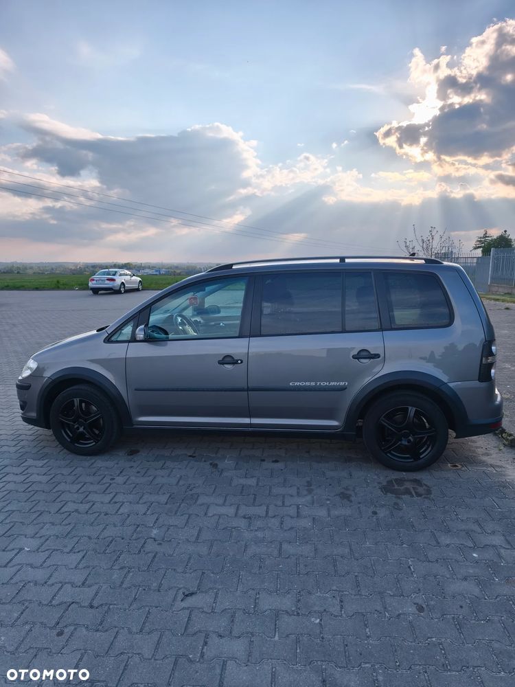 Volkswagen Touran 2.0 TDI DPF DSG Cross - 2