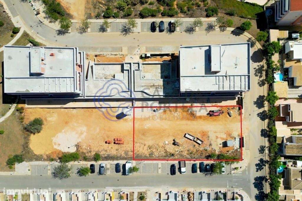 Lote urbano para construção de edifício com quatro pisos - Grande imagem: 2/17