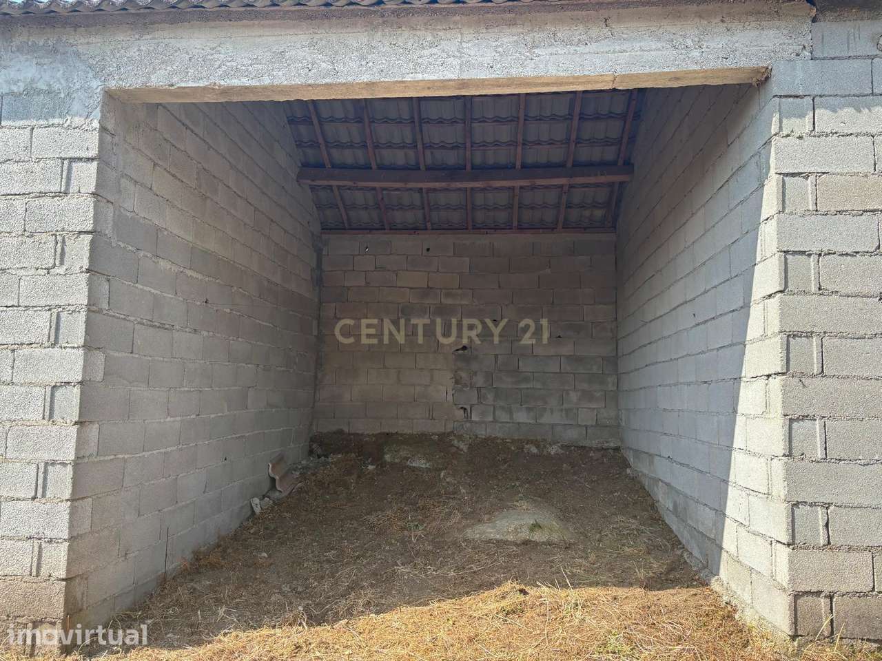 Arrecadação com área exterior em Pinheiro, Aguiar da beira - Grande imagem: 3/5