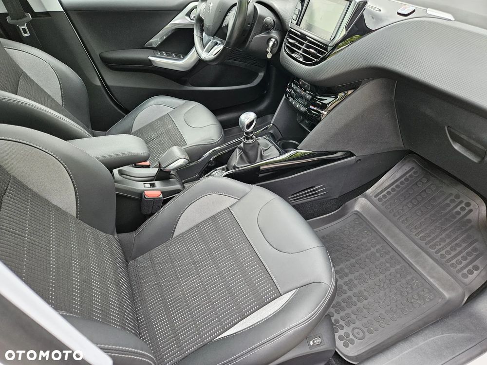 Peugeot 2008 1.2 Pure Tech Allure S&S - 23