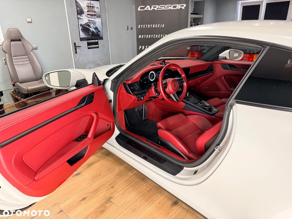 Porsche 911 Carrera 4 GTS - 24