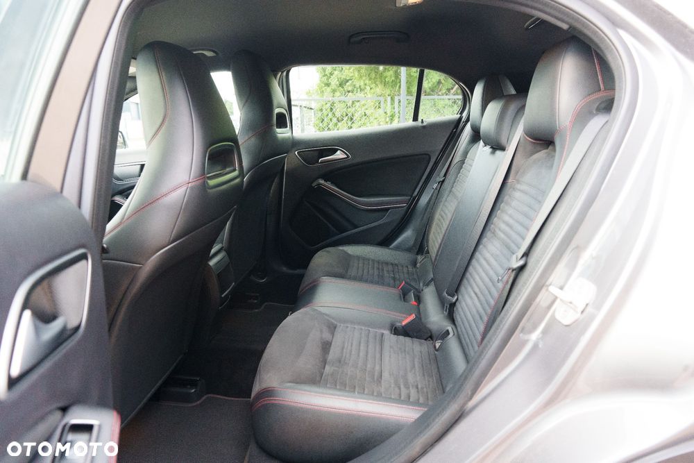Mercedes-Benz GLA 180 7G-DCT AMG Line - 12