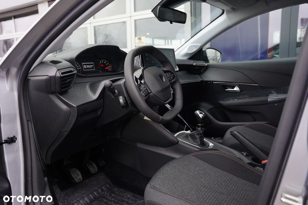 Peugeot 208 - 8