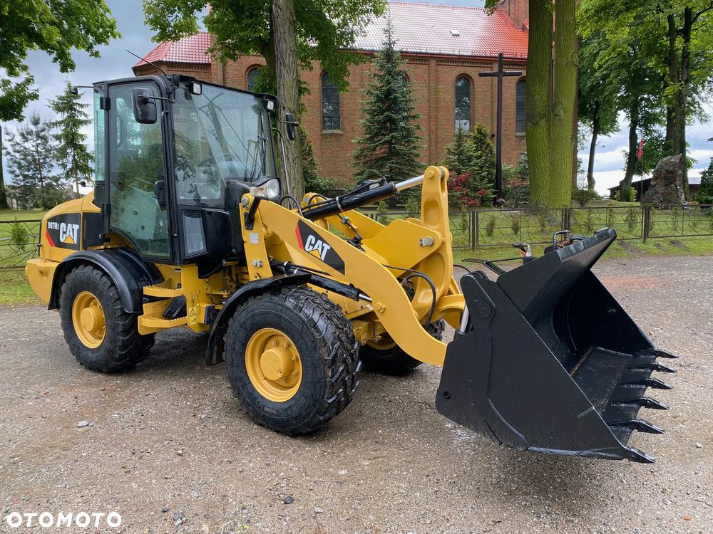 Caterpillar CAT 907H2, 2014 ROK, 6000 MTH, ŁYŻKA OTWIERANA + WIDŁY, z NIEMIEC, SUPER STAN, - 1