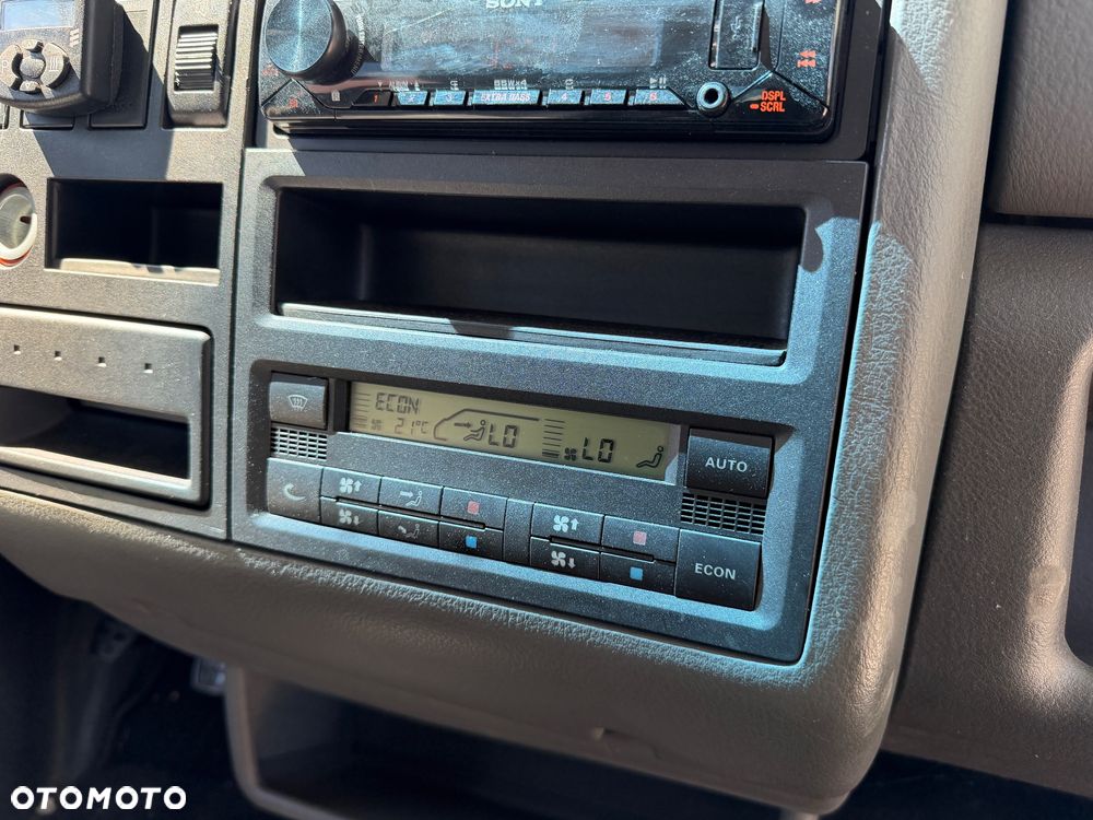 Volkswagen Caravelle - 16