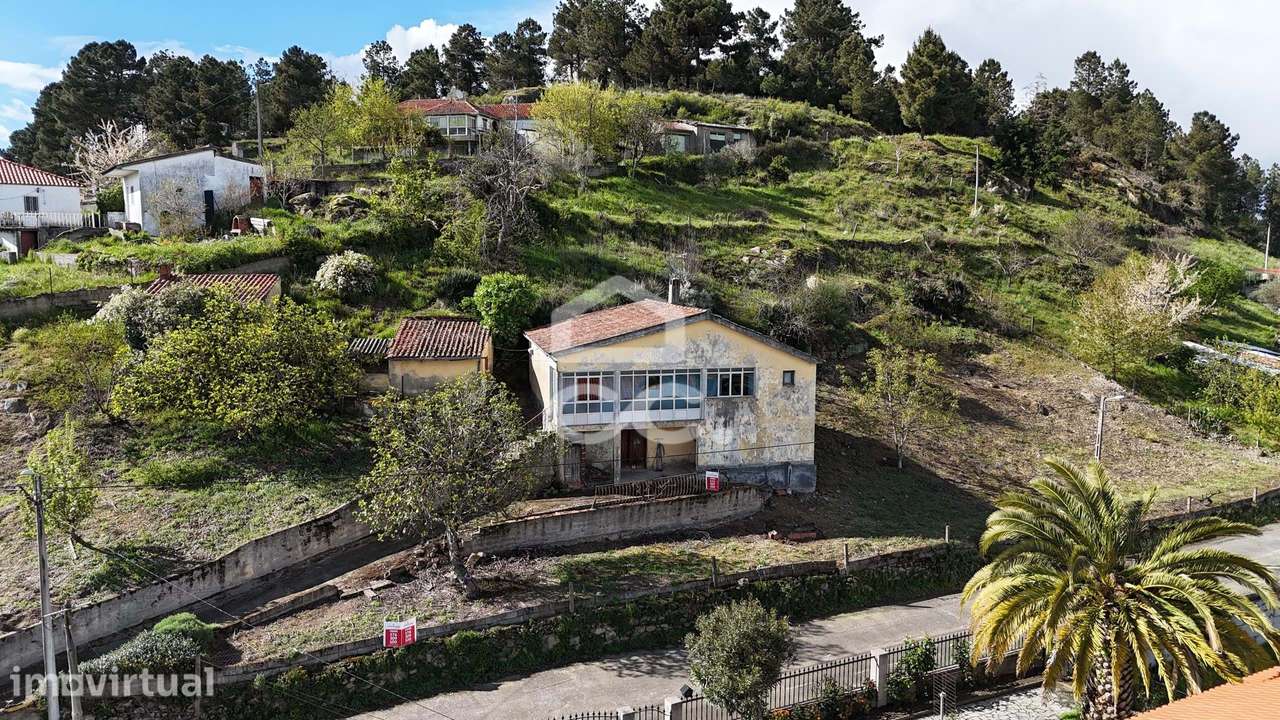 Moradia para reconstrução com vistas desafogadas para a montanha - Grande imagem: 2/36