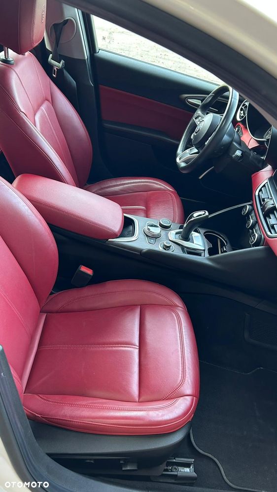 Alfa Romeo Giulia 2.0 Turbo 16V AT8-Q4 Veloce - 10