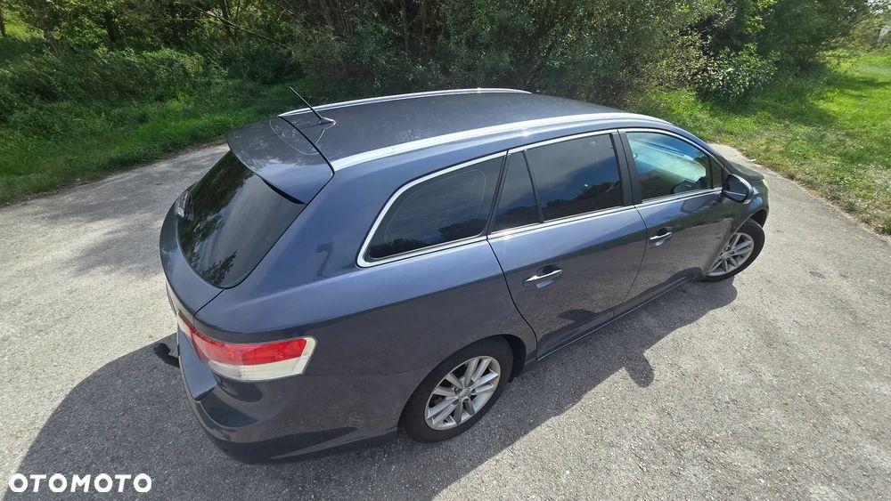 Toyota Avensis 1.8 Sol - 11